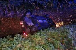 Auto over de kop in Wieringerwerf, bestuurster ongedeerd