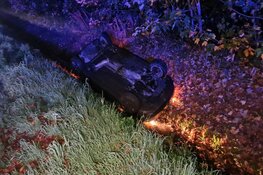 Auto over de kop in Wieringerwerf, bestuurster ongedeerd