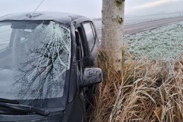Gladheid in Noordkop: twee auto&#39;s in sloot en één tegen boom