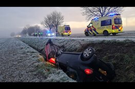 Gladheid in Noordkop: twee auto&#39;s in sloot en één tegen boom