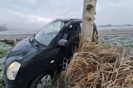 Gladheid in Noordkop: twee auto&#39;s in sloot en één tegen boom