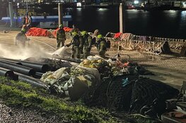 Goederen van schip vatten vlam aan Oostkade in Den Oever