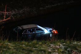 Auto te water bij Middenmeer