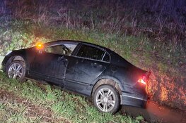 Auto belandt in de sloot in Middenmeer