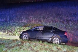 Auto belandt in de sloot in Middenmeer