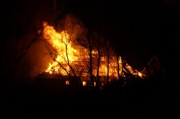 Grote brand aan Wadweg in Barsingerhorn, rook in wijde omgeving te zien