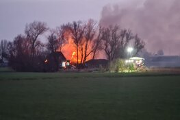 Grote brand aan Wadweg in Barsingerhorn, rook in wijde omgeving te zien