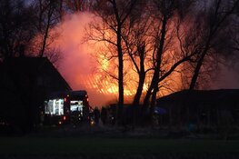 Grote brand aan Wadweg in Barsingerhorn, rook in wijde omgeving te zien