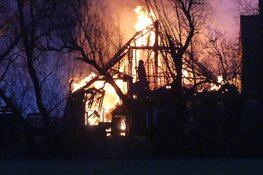 Grote brand aan Wadweg in Barsingerhorn, rook in wijde omgeving te zien