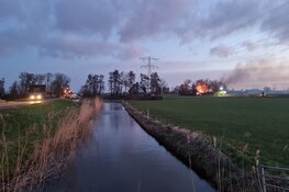 Grote brand aan Wadweg in Barsingerhorn, rook in wijde omgeving te zien