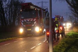 Grote brand aan Wadweg in Barsingerhorn, rook in wijde omgeving te zien