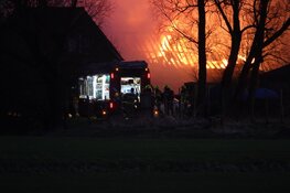 Grote brand aan Wadweg in Barsingerhorn, rook in wijde omgeving te zien