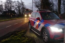 Grote brand aan Wadweg in Barsingerhorn, rook in wijde omgeving te zien