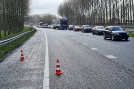 Botsing tussen twee auto's op A7 bij Middenmeer