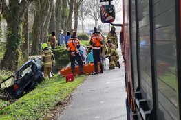 Ernstig ongeval in Slootdorp: automobiliste rijdt tegen boom