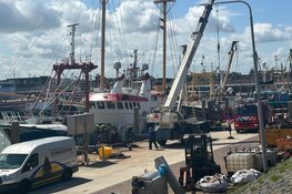 Brand op vissersschip in haven van Den Oever