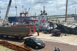 Brand op vissersschip in haven van Den Oever