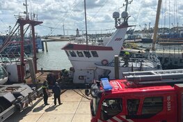 Brand op vissersschip in haven van Den Oever