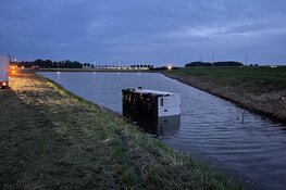Bestelbus te water geraakt in Middenmeer