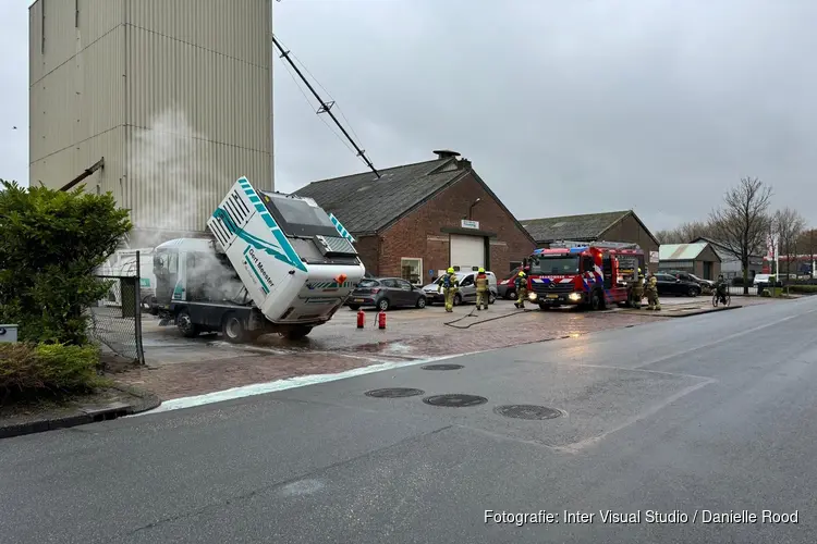 Brand in veegwagen in Wieringerwerf