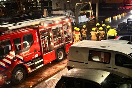 Auto in brand bij haven Den Oever