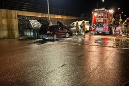 Auto in brand bij haven Den Oever