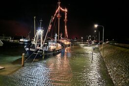 Waterballet in haven Den Oever: overstroming op kades