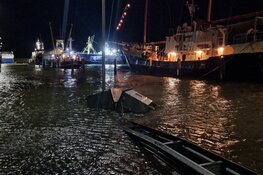 Waterballet in haven Den Oever: overstroming op kades