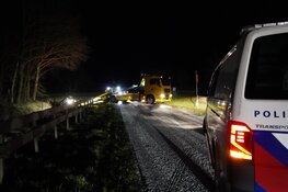 Auto raakt van de weg in Wieringerwerf