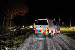 Auto raakt van de weg in Wieringerwerf