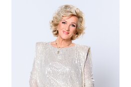 Tineke Schouten vertelt honderduit  in Scagon De Luxe