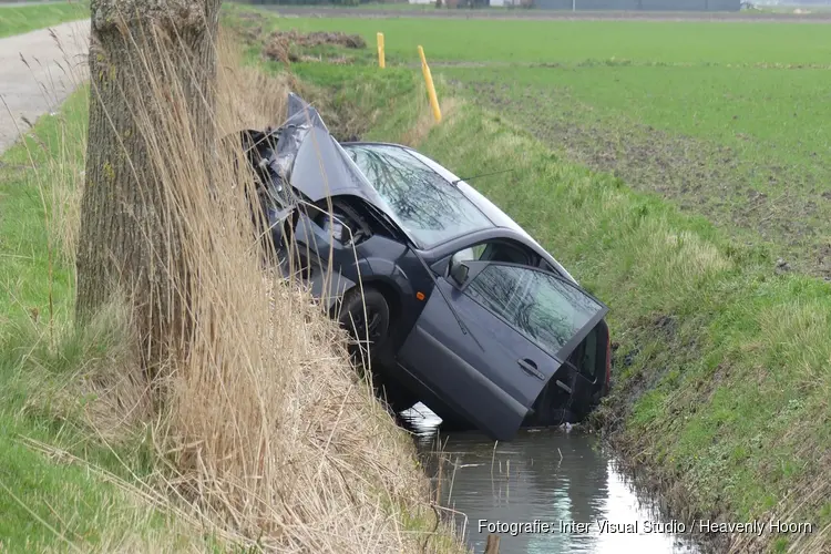 Auto tegen boom gereden en raakt te water in Wieringerwaard