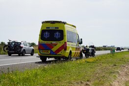 Voertuig crasht op A7 bij Middenmeer, twee gewonden