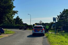 Auto belandt op kop in de sloot in Breezand