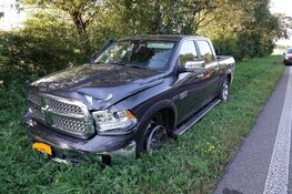 Automobilist neemt letterlijk de rotonde (Middenmeer)