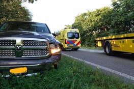 Automobilist neemt letterlijk de rotonde (Middenmeer)