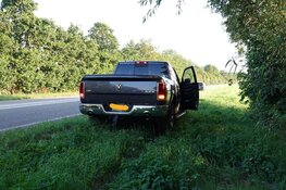 Automobilist neemt letterlijk de rotonde (Middenmeer)