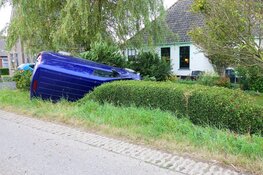 Auto in voortuin gecrasht in Wieringerwaard