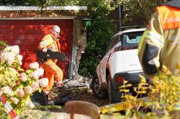 Auto tegen garage van woning gereden in Wieringerwerf