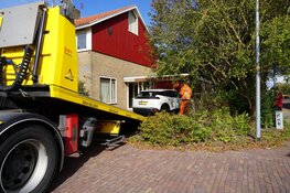 Auto tegen garage van woning gereden in Wieringerwerf