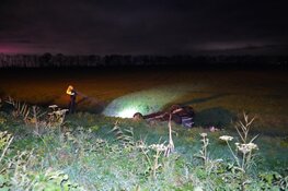 Auto te water langs N242 in Middenmeer