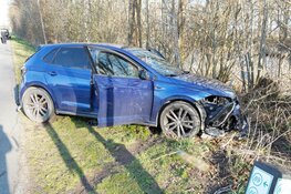 Veel schade bij botsing tussen bestelbus en auto in Middenmeer