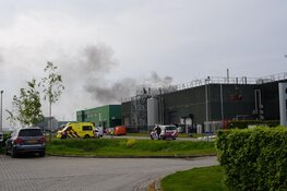 Grote brand bij poeliersbedrijf in Middenmeer, dikke rookwolken over A7