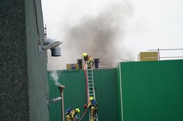 Grote brand bij poeliersbedrijf in Middenmeer, dikke rookwolken over A7