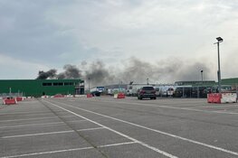 Grote brand bij poeliersbedrijf in Middenmeer, dikke rookwolken over A7