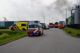 Grote brand bij poeliersbedrijf in Middenmeer, dikke rookwolken over A7