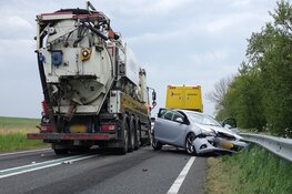 Twee auto’s total-loss na botsing met vrachtwagen op N99 bij Breezand