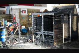 Brand verwoest schuur en achtertuin in Wieringerwerf