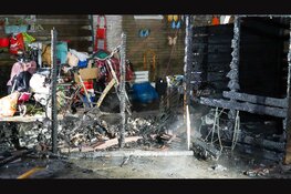 Brand verwoest schuur en achtertuin in Wieringerwerf