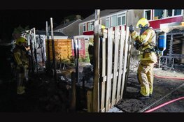 Brand verwoest schuur en achtertuin in Wieringerwerf